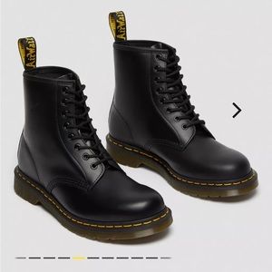 Brand New Dr. Martens 1460 SMOOTH LEATHER LACE UP BOOTS - Women 7